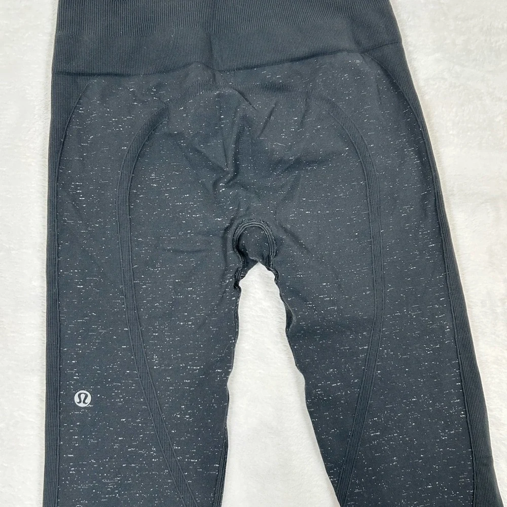 Lululemon Free to Flow 7/8 Leggings Women’s Size 4 Gray Speckled Yoga